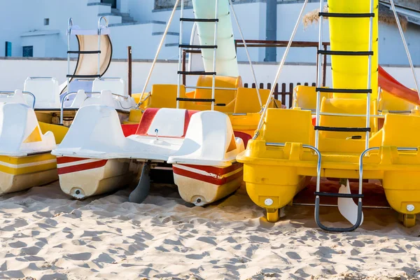 Pedaal catamarans voor actieve recreatie op zand strand — Stockfoto
