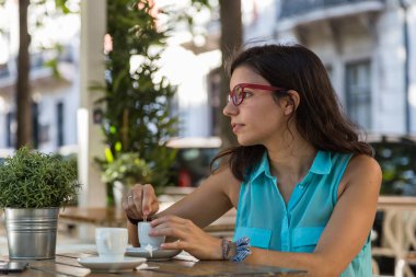 genç kız mavi bluz ve sokaklarda kırmızı gözlük