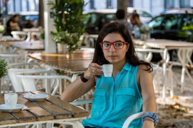 genç kız mavi bluz ve sokaklarda kırmızı gözlük