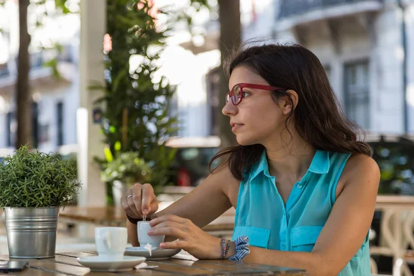 genç kız mavi bluz ve sokaklarda kırmızı gözlük