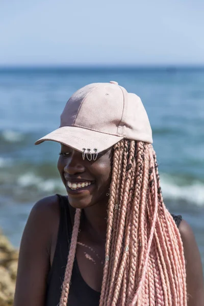 genç kız bir siyah mayo ve uzun pembe pigtai kapaklı