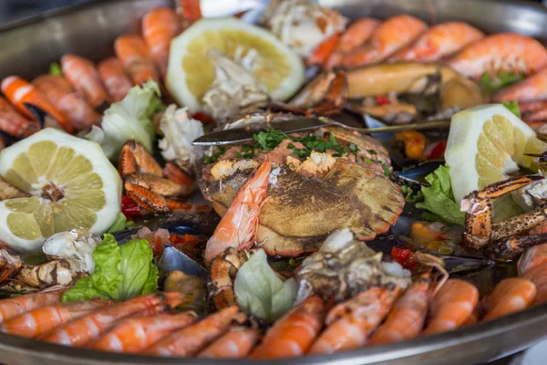Assiette de service fruits de mer et crabe dans un grand plat en métal — Photo