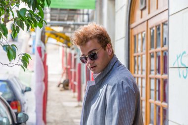 Genç Moda adam sokakta Avrupa şehir