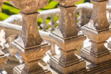 Park merdiveni Budama sanatı ile düzgünleştirilmiş çizgileri bitkiler