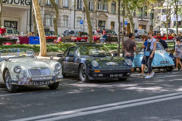 Λισαβόνα, Πορτογαλία - 24 Σεπτεμβρίου 2017: Reto δείχνουν αυτοκίνητο στην οδό o — Φωτογραφία Αρχείου