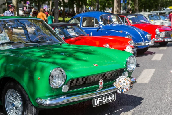 Lissabon, Portugal - September 24, 2017: Reto bil show på gaden o - Stock-foto