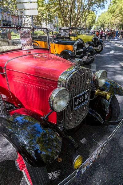 Lisboa, Portugal - 24 de septiembre de 2017: Salón de coches Reto en la calle o — Foto de Stock