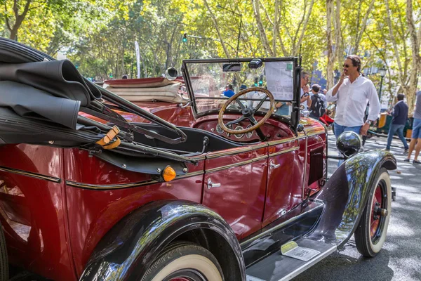 Lisboa, Portugal - 24 de septiembre de 2017: Salón de coches Reto en la calle o — Foto de Stock