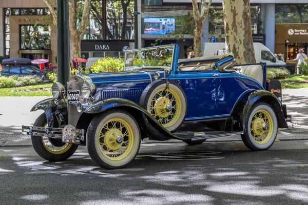 Lisboa, Portugal - 24 de septiembre de 2017: Salón de coches Reto en la calle o — Foto de Stock