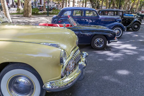 Lisboa, Portugal - 24 de setembro de 2017: Reto show de carros na rua o — Fotografia de Stock