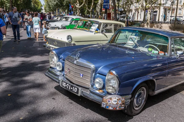 Lisboa, Portugal - 24 de setembro de 2017: Reto show de carros na rua o — Fotografia de Stock