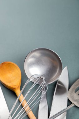 Ev mutfak gri kağıt arka plan üzerinde çizikler ile kullanılan