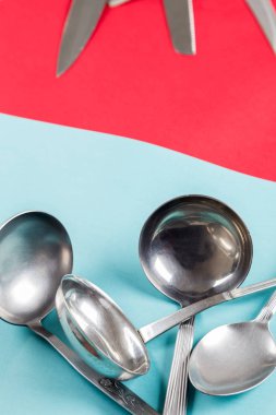 Kağıt arka plan üzerinde çizikler ile ev mutfak eşyaları kullanılan