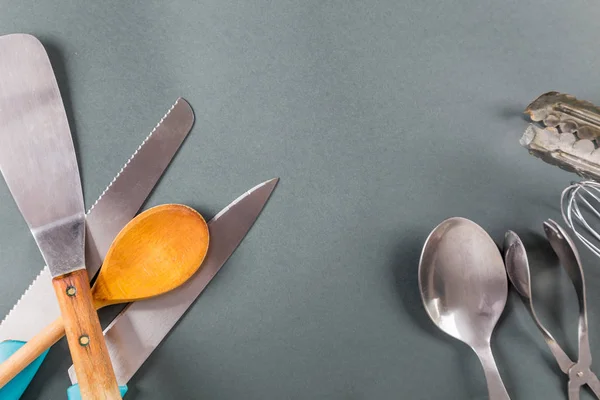 Бытовая посуда с царапинами на сером бумажном фоне — стоковое фото