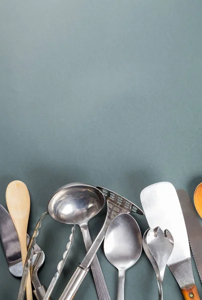 Huis keukengerei met krassen op grijs papier achtergrond gebruikt — Stockfoto