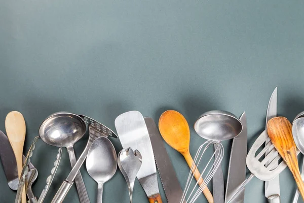 Utensílios de cozinha usados com arranhões no fundo de papel cinza — Fotografia de Stock