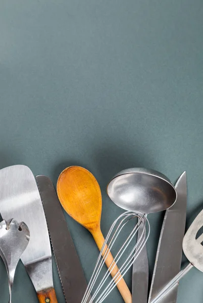 Usaba utensilios de cocina caseros con arañazos sobre fondo de papel gris — Foto de Stock
