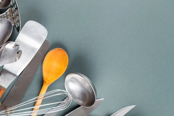 Použití domácí nádobí s škrábance na pozadí šedého papíru — Stock fotografie