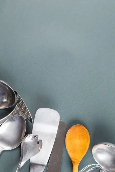 Używane naczynia do domu z zadrapaniami na tle szarego papieru — Zdjęcie stockowe
