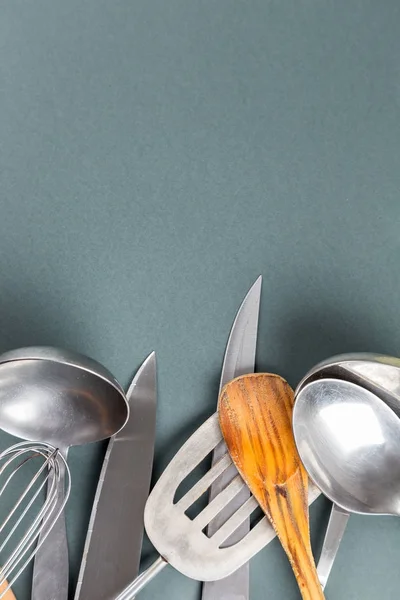 Usaba utensilios de cocina caseros con arañazos sobre fondo de papel gris — Foto de Stock