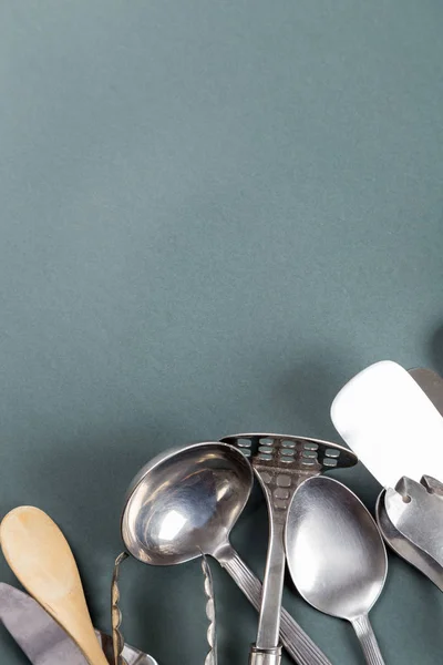 Utensílios de cozinha usados com arranhões no fundo de papel cinza — Fotografia de Stock