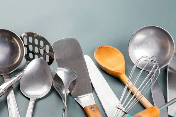 Usaba utensilios de cocina caseros con arañazos sobre fondo de papel gris —  Fotos de Stock