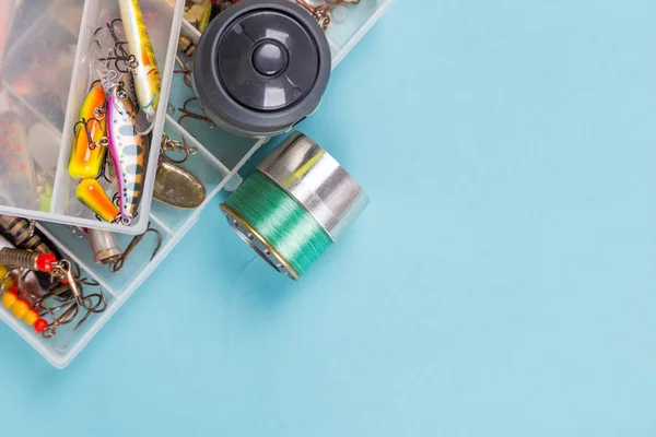 Diferentes tacleadas de pesca sobre fondo de color — Foto de Stock