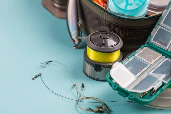 Diferentes tacleadas de pesca sobre fondo de color — Foto de Stock