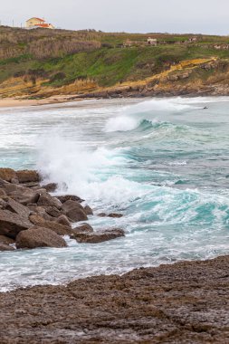 Okyanus kıyısı, köpüklü hareketli dalgalar. 