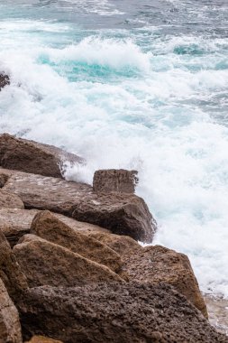 Okyanus kıyısı, köpüklü hareketli dalgalar. 