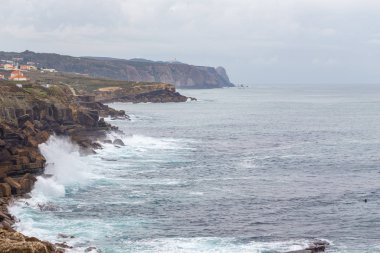 Okyanus kıyısı, köpüklü hareketli dalgalar. 