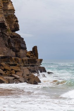 Okyanus kıyısı, köpüklü hareketli dalgalar. 