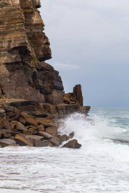 Okyanus kıyısı, köpüklü hareketli dalgalar. 