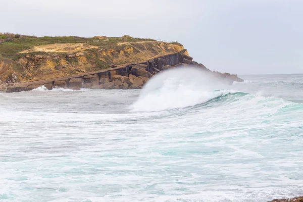 Costa do oceano, ondas de movimento com espuma . — Fotografia de Stock