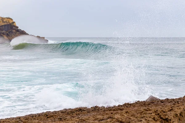 Ocean coast, moviment waves with foam. — Stock Photo, Image