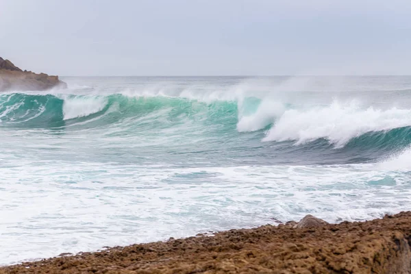 Okyanus kıyısı, köpüklü hareketli dalgalar. — Stok fotoğraf
