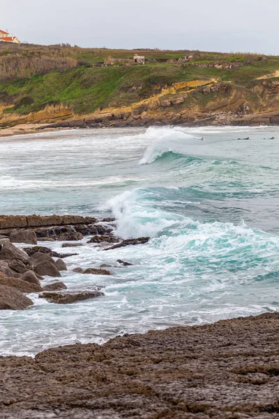 Costa do oceano, ondas de movimento com espuma . — Fotografia de Stock