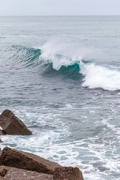 Costa do oceano, ondas de movimento com espuma . — Fotografia de Stock