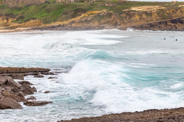 Costa do oceano, ondas de movimento com espuma . — Fotografia de Stock