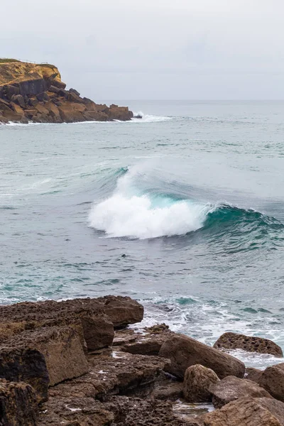 Wybrzeże oceaniczne, fale ruchu z pianką. — Zdjęcie stockowe