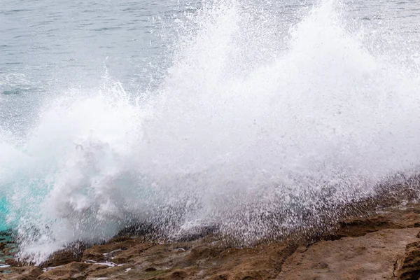 Costa do oceano, ondas de movimento com espuma . — Fotografia de Stock