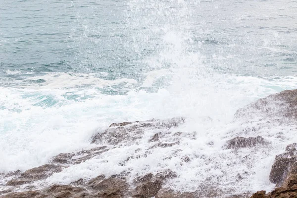 Costa do oceano, ondas de movimento com espuma . — Fotografia de Stock