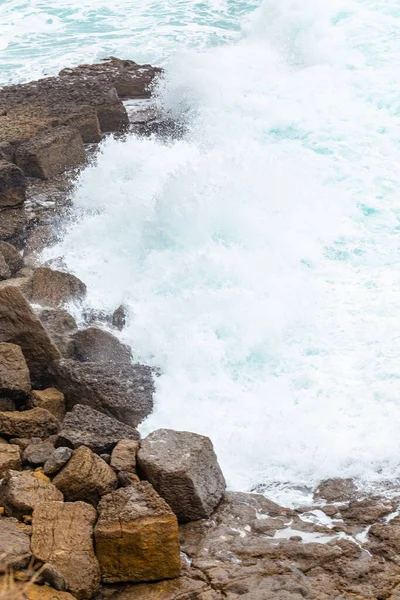 Costa do oceano, ondas de movimento com espuma . — Fotografia de Stock