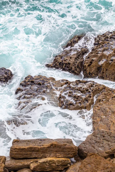 Côte océanique, vagues de mouvement avec mousse . — Photo