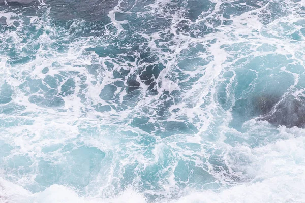 Ωκεάνια ακτή, κύματα moviment με αφρό. — Φωτογραφία Αρχείου