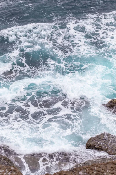 Côte océanique, vagues de mouvement avec mousse . — Photo