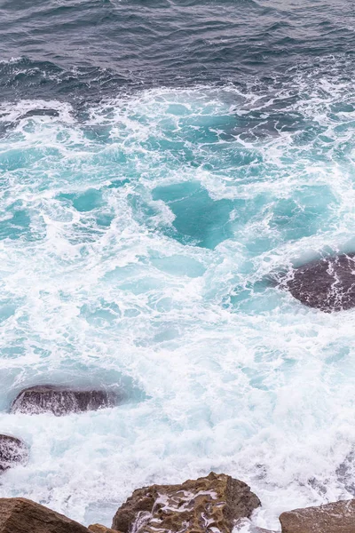 Costa del océano, ondas de movimiento con espuma . — Foto de Stock