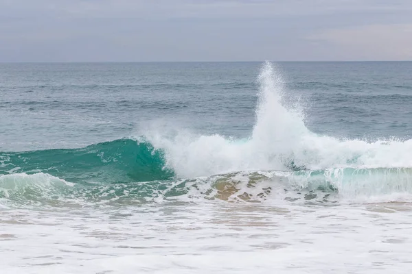 Costa do oceano, ondas de movimento com espuma . — Fotografia de Stock