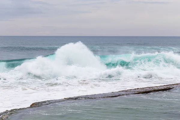 Costa do oceano, ondas de movimento com espuma . — Fotografia de Stock