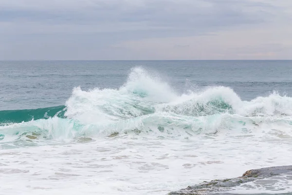 Costa do oceano, ondas de movimento com espuma . — Fotografia de Stock